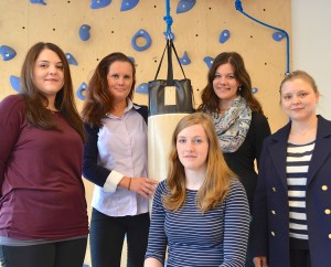 Physiotherapeutin Bahar Demyter, Ergotherapeutin Sonja Hüttemann, Ergotherapeutin Rieke Guhl, Logopädin Julia Kössinger, Logopädin Stefanie Barthauer stehen um einen hängende Boxsack