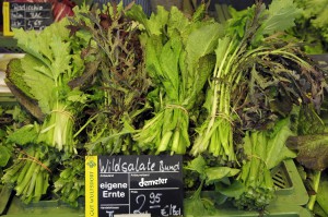 Angebote von gebundenem Wildsalat beim Wochenmarkt