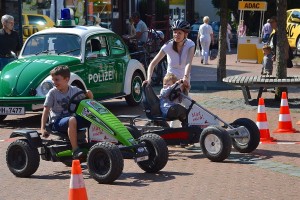 Das Foto zeigt ein Go Kart-Rennen auf der Autoschau Tibarg 2016 in Hamburg-Niendorf mit zwei Kindern