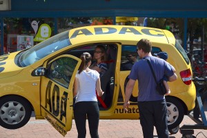 Das Foto zeigt den ADAC Überschlagssimulator auf der Autoschau Tibarg 2016 in Hamburg-Niendorf am Tibarg