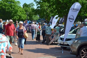 Das Foto zeigt Menschen neben den Ausstellungswagen bei der Autoschau Tibarg 2016 in Hamburg-Niendorf am Tibarg