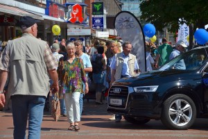 Das Foto zeigt ein buntes Treiben und einen Audi Q3 bei der Autoschau Tibarg 2016 in Hamburg-Niendorf