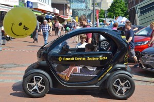 Das Foto zeigt das Renault-Mobil mit einem Kind auf der Autoschau Tibarg 2016 in Hamburg-Niendorf