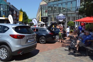 Das Foto zeigt Ausstellungswagen auf der Autoschau Tibarg 2016 in Hamburg-Niendorf am Tibarg