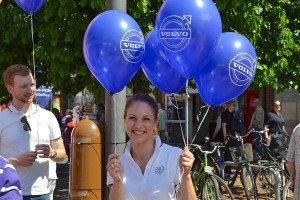 Das Foto zeigt ein Mitglied des Volvo Teams mit blauen Luftballons am Volvo stand bei der Autoschau Tibarg 2016 in Hamburg-Niendorf
