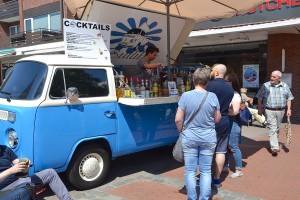 Das Foto zeigt einen Cocktailstand in einem alten VW Bully auf der Autoschau Tibarg 2016 in Hamburg-Niendorf am Tibarg