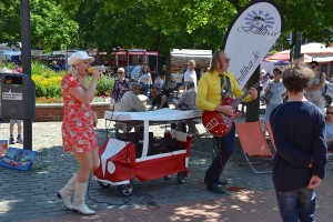 Das Foto zeigt singende Künstler auf der Autoschau Tibarg 2016 in Hamburg-Niendorf am Tibarg