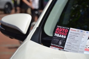 Das Foto zeigt einen Flyer der Tibarg Autoschau 2016 auf der Windschutzscheibe eines Wagens in Hamburg-Niendorf am Tibarg