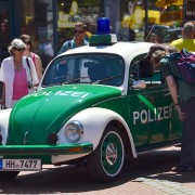 Das Foto zeigt ein altes Polizeiauto bei der Autoschau am Tibarg im Jahr 2016