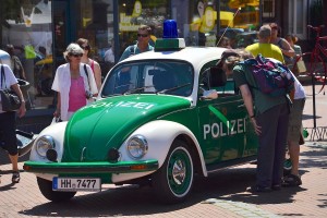 Das Foto zeigt ein altes Polizeiauto bei der Autoschau am Tibarg im Jahr 2016