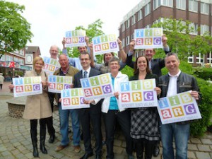Die Mitglieder der Arbeitsgemeinschaft Tibarg halten Tibarg Plakate mit der Aufschrift "Niendorfs bunte Vielfalt" in die Höhe.