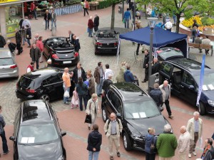 Das Foto gibt einen Überblick auf Autos und Besucher aus der Vogelperspektive.