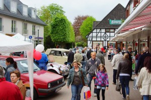 Besucher werfen einen Blick auf Oldtimer