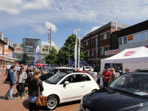 Das Foto zeigt verschiedene Fiat-Modelle sowie das große Gelände am Tibarg-Center mit weiteren Autos und Besuchern.
