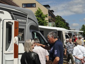 Besucher betrachten verschiedene Wohnmobile