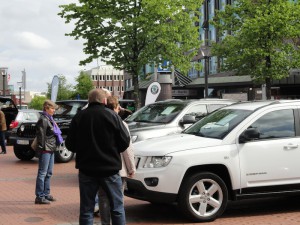 Das Foto zeigt interessierte Besucher die sich Autos des Herstellers Skoda ansehen bei der Autoschau Tibarg 2012 in Hamburg-Niendorf