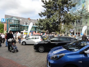 Überblick über Besucher und drei verschiedene Autos bei der Autoschau Mai 2012
