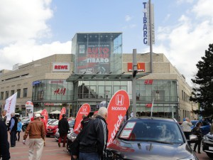 Verschiedene Modell von Honda sind vor dem Tibarg Center ausgestellt.