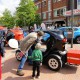 Neugierig schauen Vater und Sohn in ein Ein-Mann-Auto.