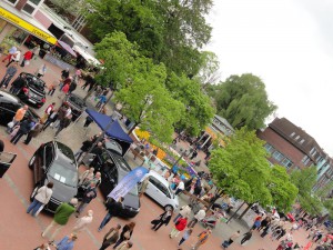 Das Foto gibt einen Überblick auf Autos und Besucher aus der Vogelperspektive.