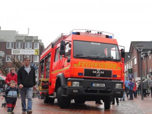 Das Bild zeigt ein Feuerwehrauto beim Brunnenfest am Tibarg.