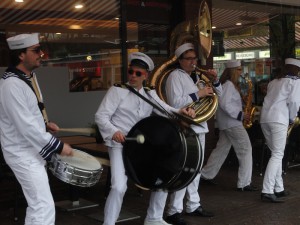 Eine Band aus Trommlern und Bläsern in weißen Marine-Uniformen sorgt für Stimmung auf dem Brunnenfest.