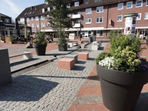 Tibarg Brunnen mit Sitzgelegenheiten