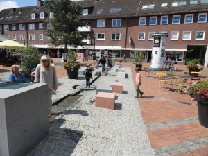 Tibarg Brunnen mit Sitzgelegenheiten und spielenden Kindern