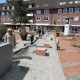 Tibarg Brunnen mit Sitzgelegenheiten und spielenden Kindern