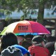 In der Menschenmenge trägt ein Besucher einen bunten Tibarg-Regenschirm.