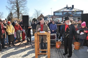 Rede auf dem Brunnenfest mit Publikum