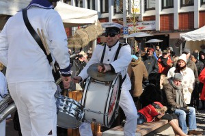 Zwei Trommler in weißen Marineuniformen unterhalten die Menge