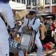 Zwei Trommler in weißen Marineuniformen unterhalten die Menge