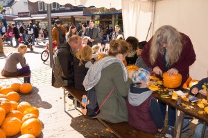 Kinder im Kürbisschnitzen Zelt beim Bauernmarkt & Weinfest 2015 auf dem Tibarg