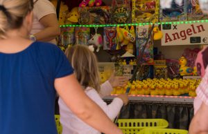 Die Kinder haben Spaß beim Entenangeln