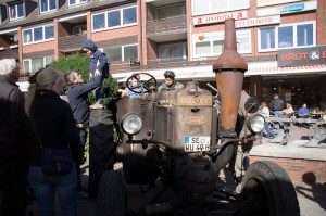 Brauner Oldtimer Traktor auf dem Kinder sitzen