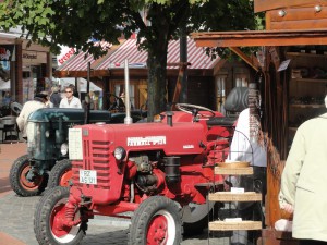 Zwei Oldtimer-Traktoren können von den Besuchern betrachtet werden.