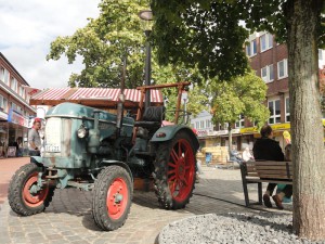 Ein historischer Traktor steht zur Betrachtung auf dem Gelände bereit.