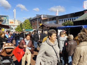 Die Besucher gehen über die Flaniermeile zwischen den Ständen entlang.