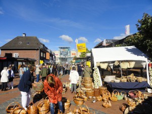 Besucher suchen einen geflochtenen Korb am Verkaufsstand aus