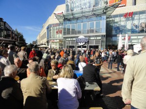 Besucher stehen und sitzen vor dem Tibarg Center