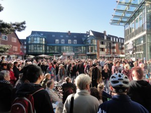 Eine große Gruppe Tänzer begeistert die Besucher vor dem Tibarg Center.