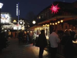 Weihnachtliche Beleuchtung der Weihnachtsmarktstände im Dunkeln