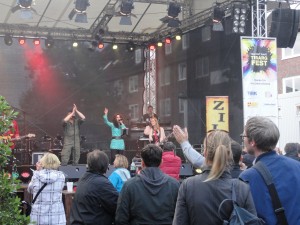 Das Foto zeigt die band Zack Zillis auf der Bühne beim Tibargfest 2016 in Hamburg-Niendorf