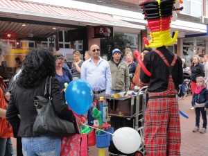 Das Foto zeigt den Ballonkünstler Tommy von hinten und um ihn herum Menschen auf dem Tibargfest 2016 in Hamburg-Niendorf