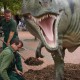Nahaufnahme eines Dinosaurier-Mauls sowie Mitarbeiter die sich um die Ausstellung kümmern