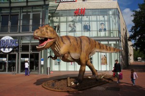 Großes Tyrannosaurus Rex-Modell vor einem Einkaufladen