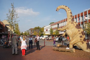 Ein Dinosauriermodell begrüßt Besucher auf zwei Hinterbeinen