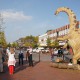 Ein Dinosauriermodell begrüßt Besucher auf zwei Hinterbeinen