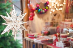 Stand auf dem Weihnachtsmarkt, der weihnachtliche Dekorationen verkauft